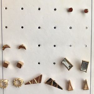 7 pairs of gold stud earrings 🔴